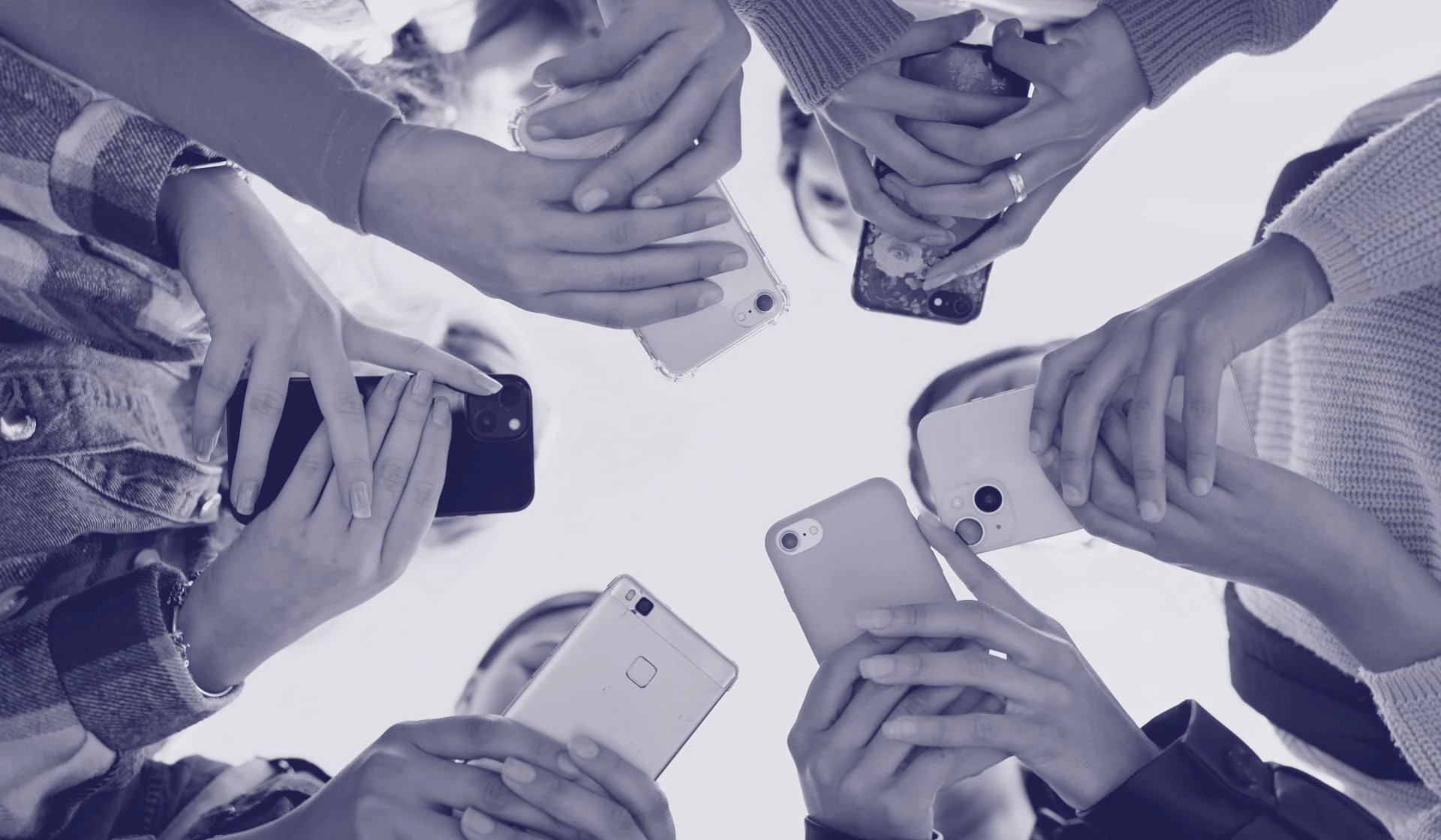 사람과 사람이 채팅하는 이미지